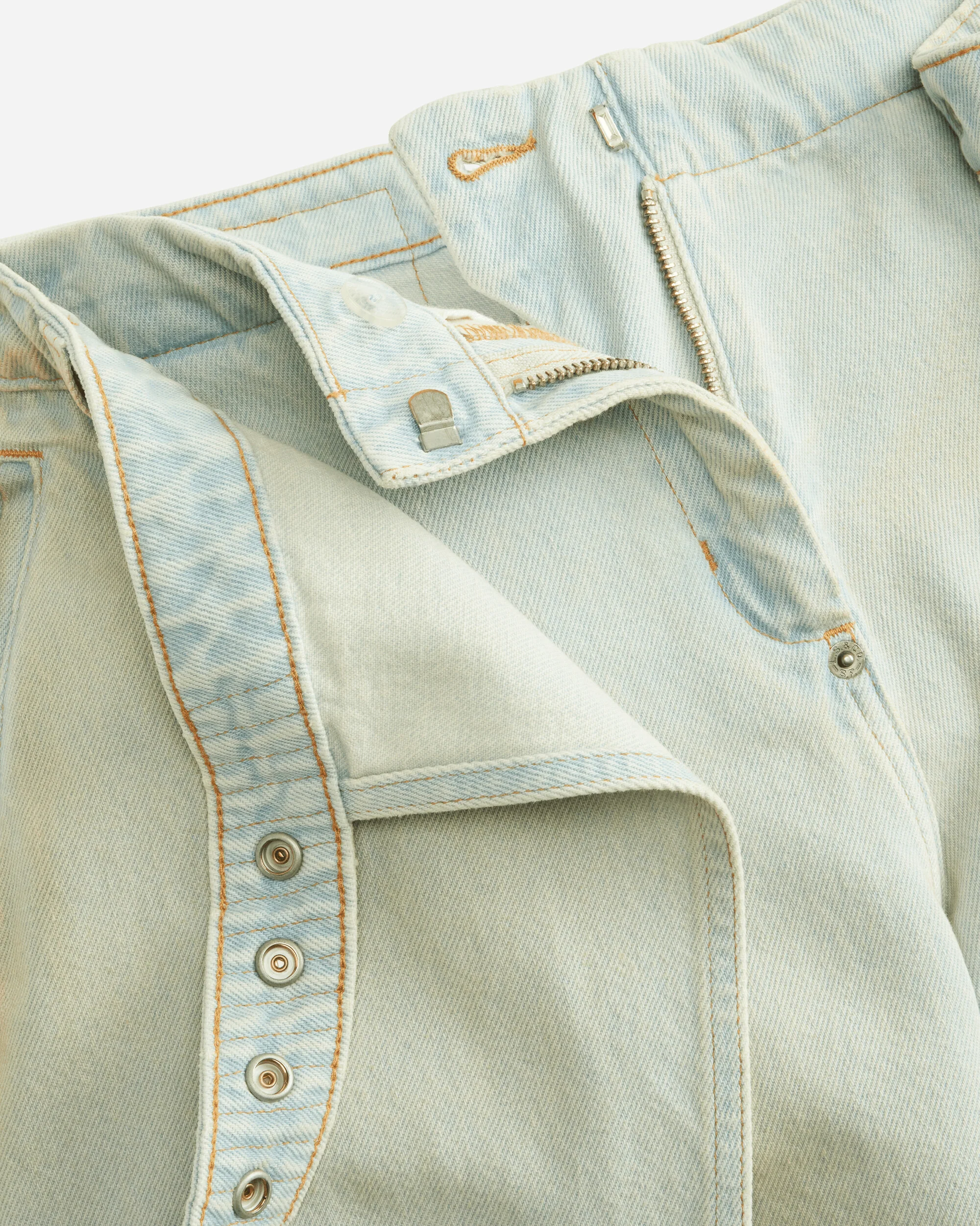 Women's Levi's Carina Apron Shorts Light Indigo Wash - Image 4