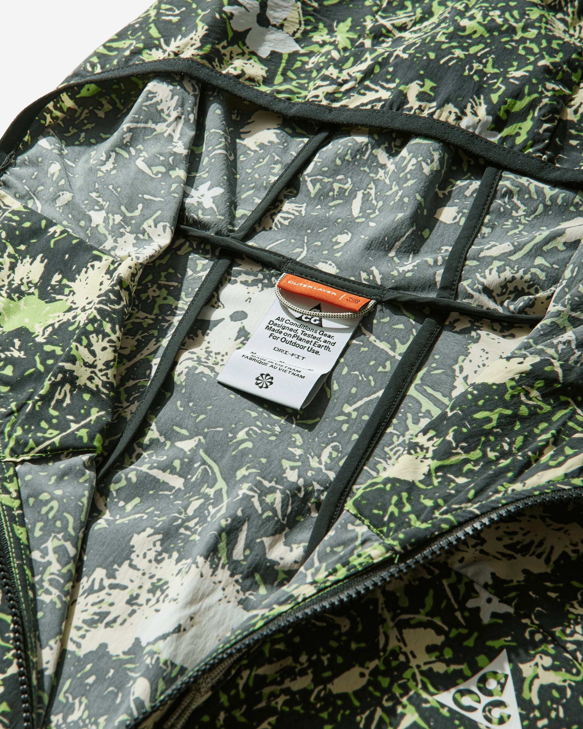 Men's ACG "Five Towers" UV-Protective Jacket Black Spruce / Life Lime - Image 3