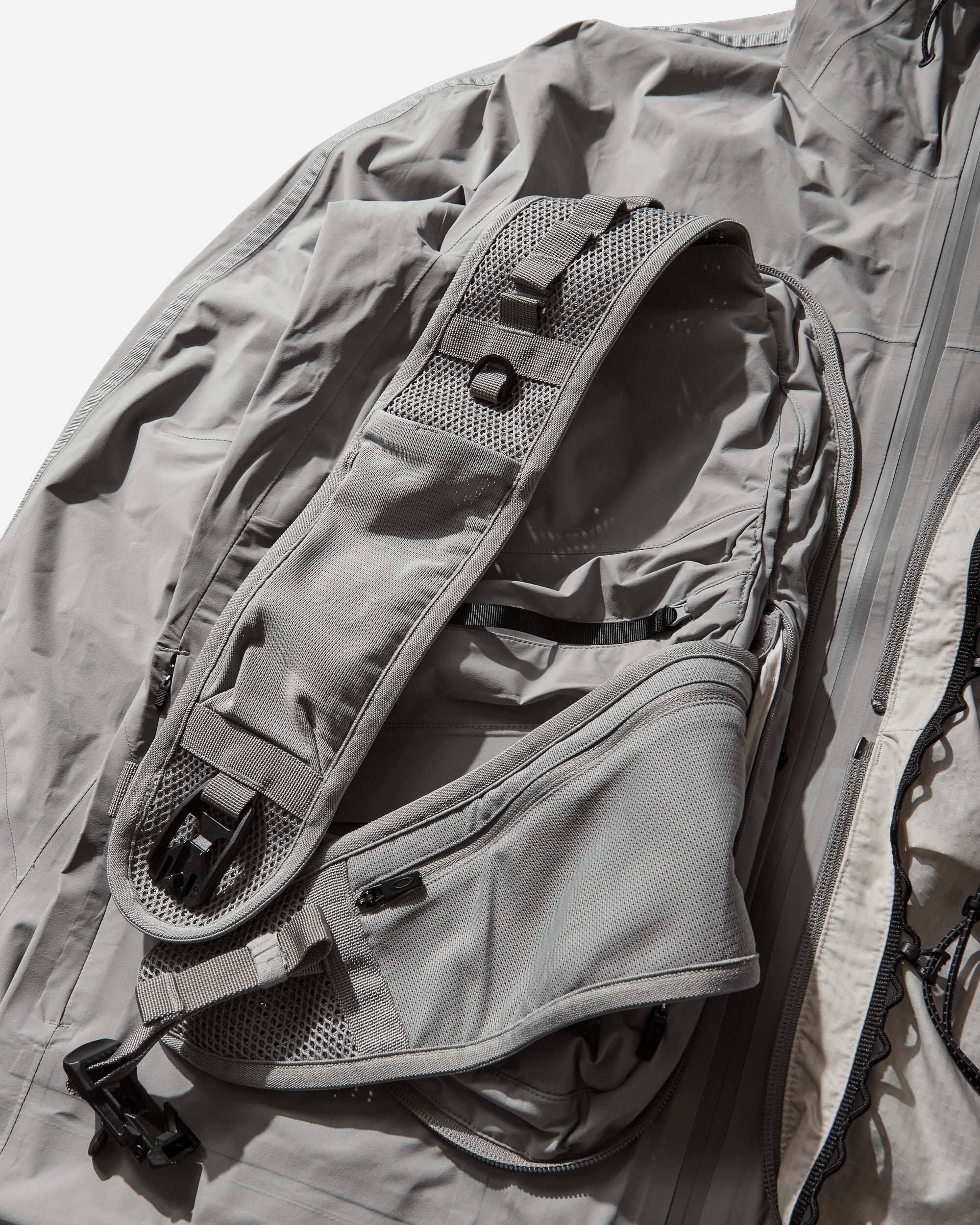 Men's Latitude Veil Slingpack Jacket Cement - Image 6