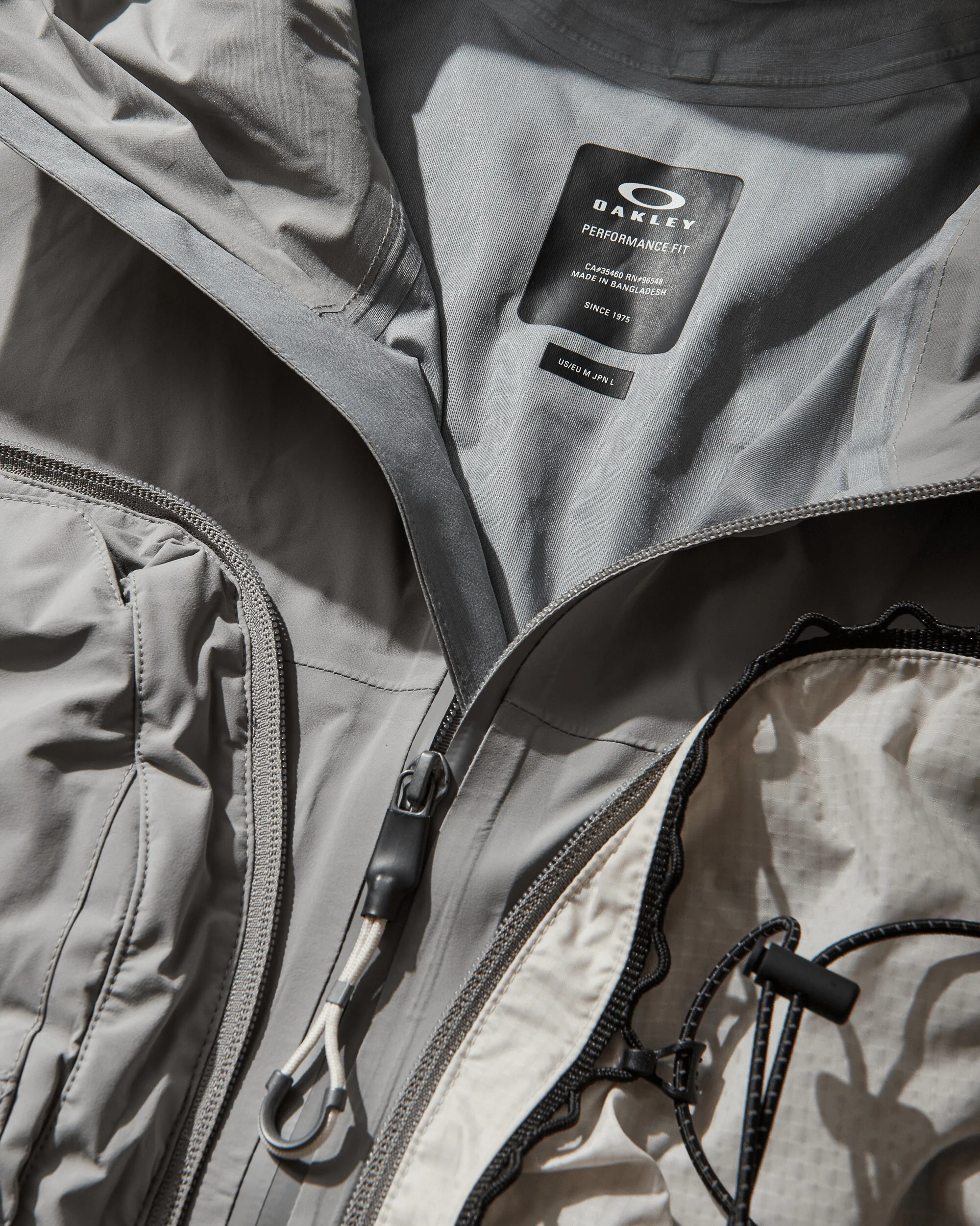 Men's Latitude Veil Slingpack Jacket Cement - Image 7
