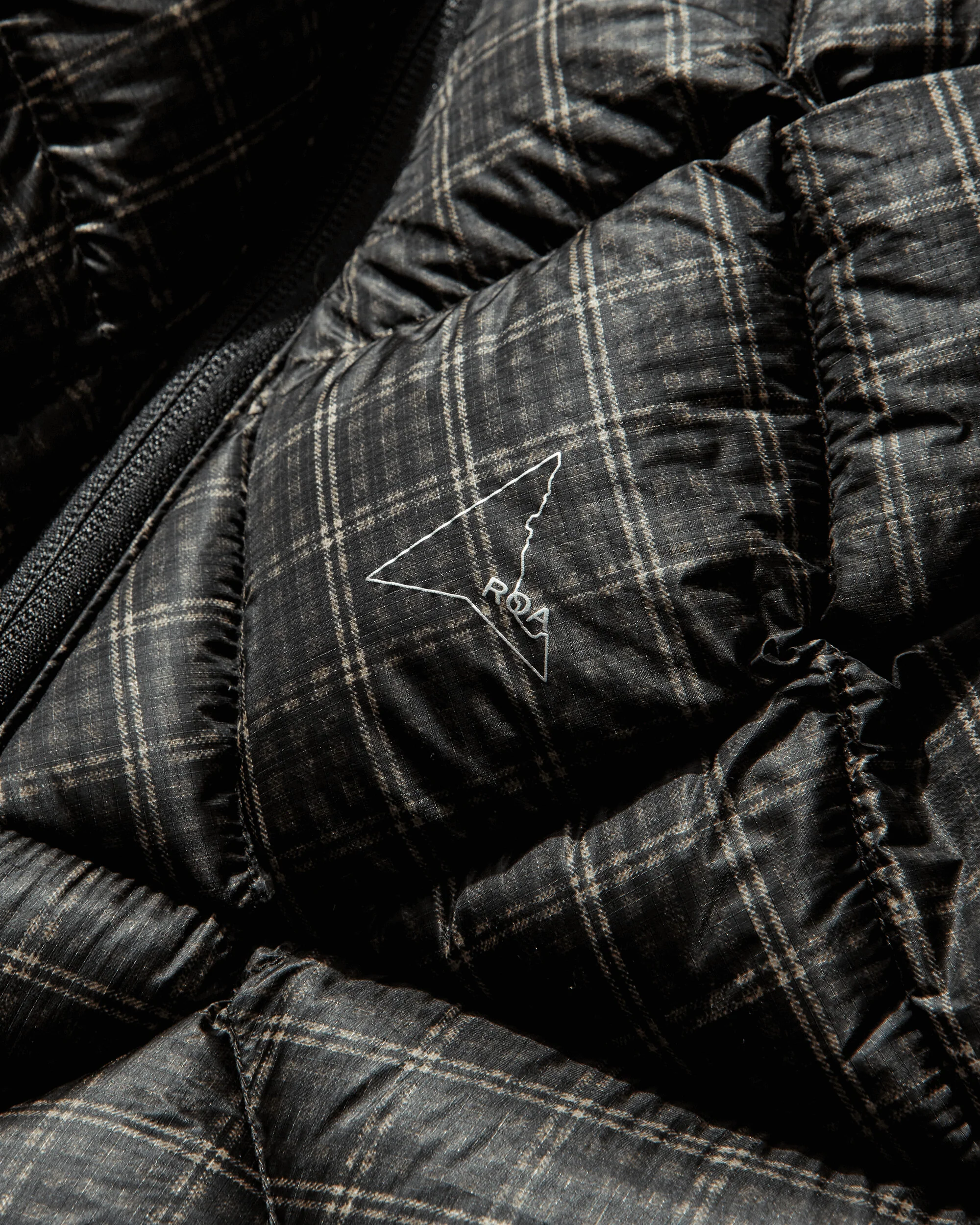 Men's Nuna 600 Fill Power Printed Check Hooded Down Vest Anthracite - Image 3